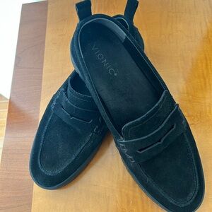 Vionic women’s Black Loafers